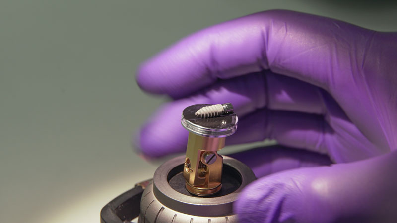 Unpacking and scanning under cleanroom conditions